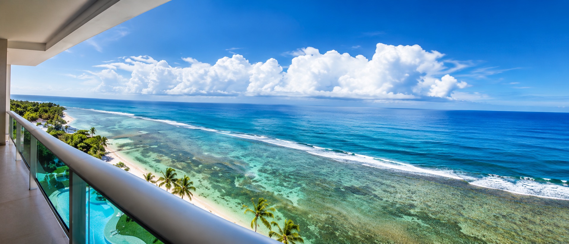 Vista al mar desde el balcón de un apartamento frente a la playa en Las Olas, Juan Dolio, República Dominicana